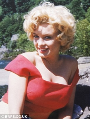 Marilyn Monroe đã nhờ một người bạn, Allan ‘Whitey’ Snyder, một chuyên gia trang điểm, chụp những bức hình riêng tư để giúp cô đỡ căng thẳng khi quay phim